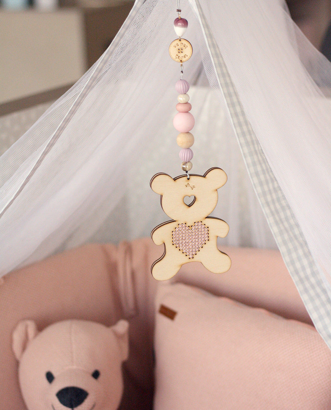 Orsetto ricamato con ciondolo per bambini